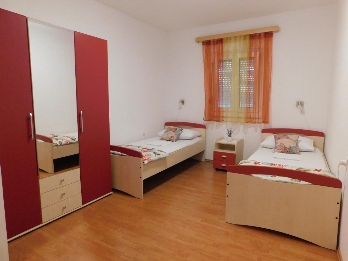 Apartmani Salus Pag Town Exterior foto