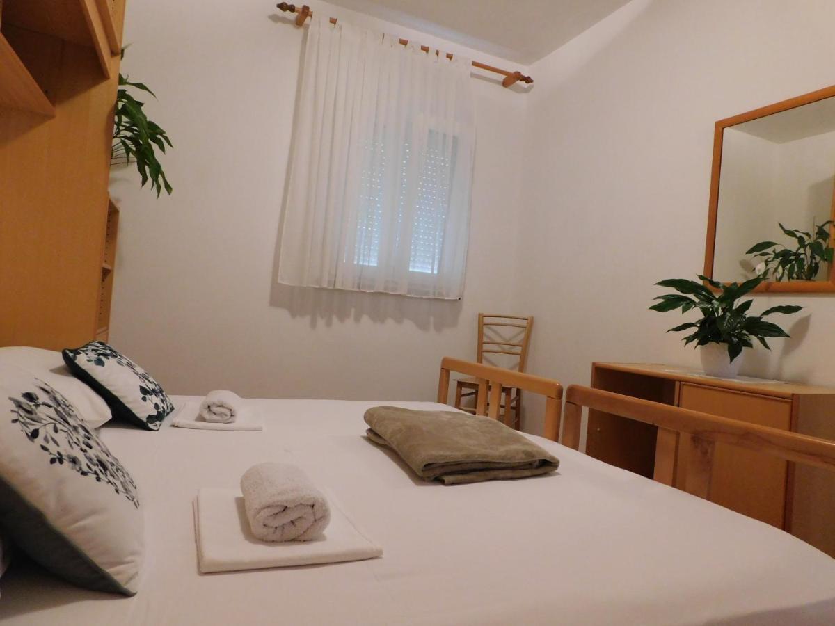Apartmani Salus Pag Town Exterior foto