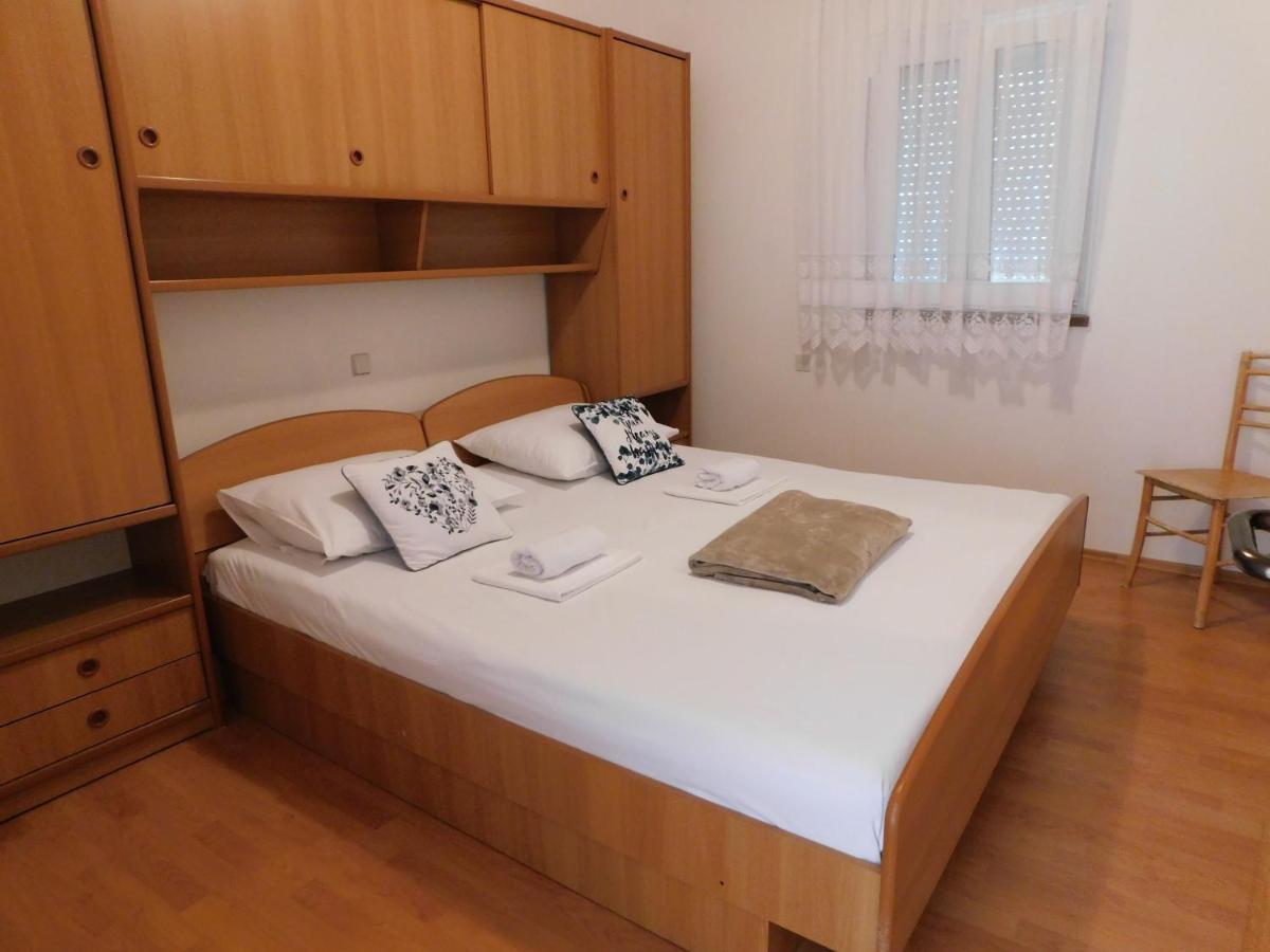 Apartmani Salus Pag Town Exterior foto