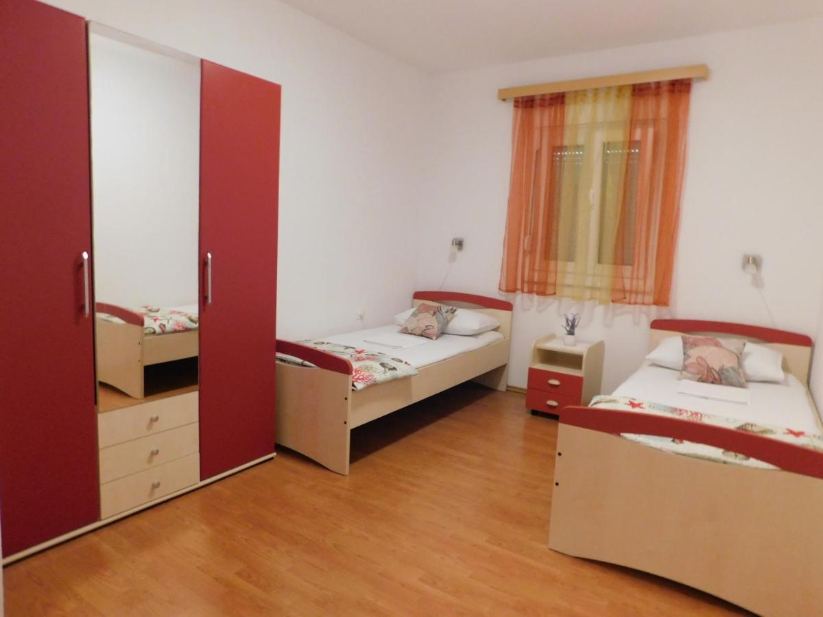 Apartmani Salus Pag Town Exterior foto